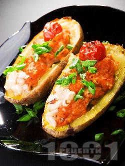 Пълнени картофи с боб и доматено пюре на фурна - снимка на рецептата